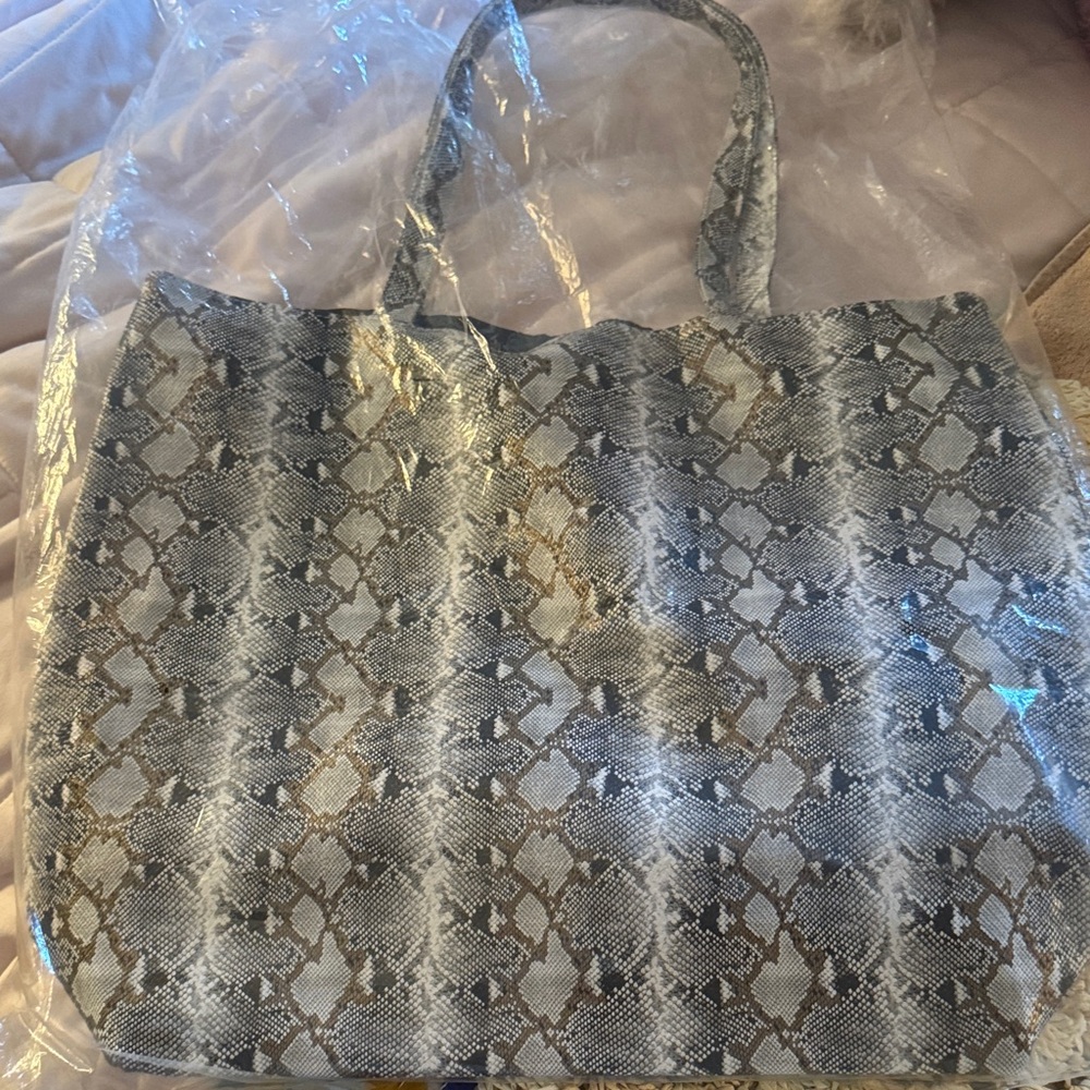 Stylish Gray Snake Print Tote Bag